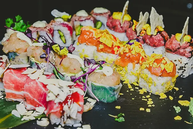 Festa di compleanno con aperitivo a base di sushi a milano